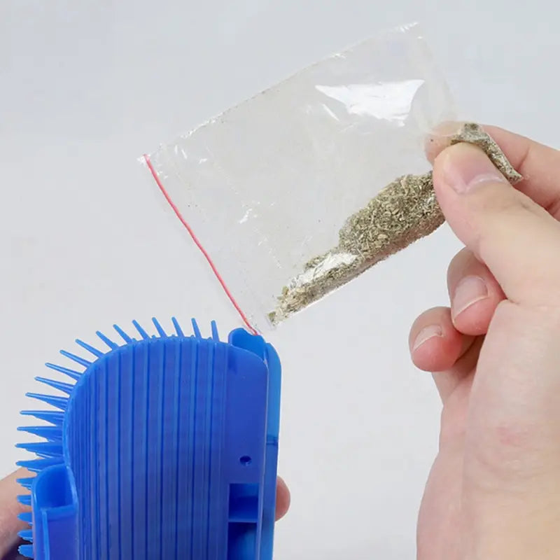 Personne tenant une brosse en plastique pour chats de Easily Fixed ; parfait pour une toilette facilement