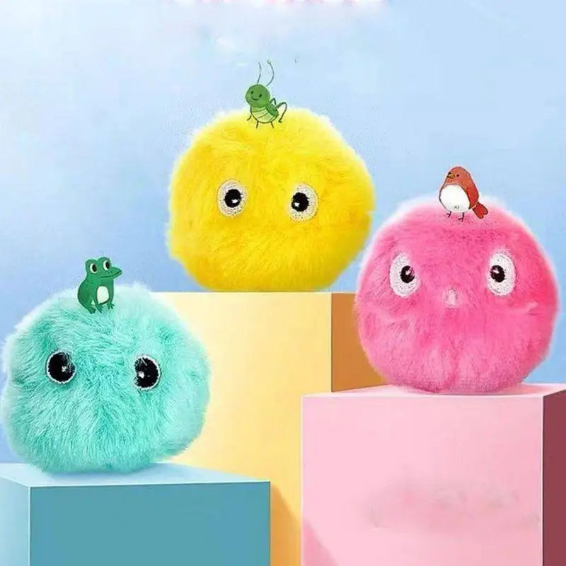 Trois balles interactives colorées et pelucheuses CatBall dans une boîte, parfaites pour les chats joueurs
