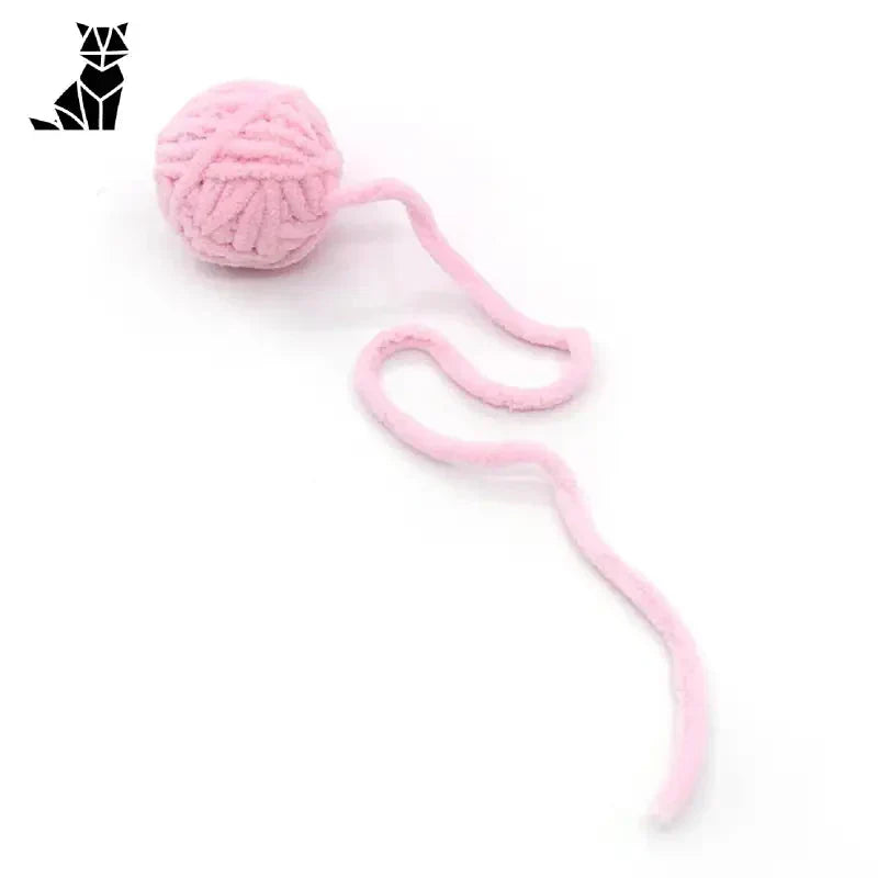 Boule interactive pour chat : Jouet à mâcher et à taquiner - Boule de fil rose sur fond blanc