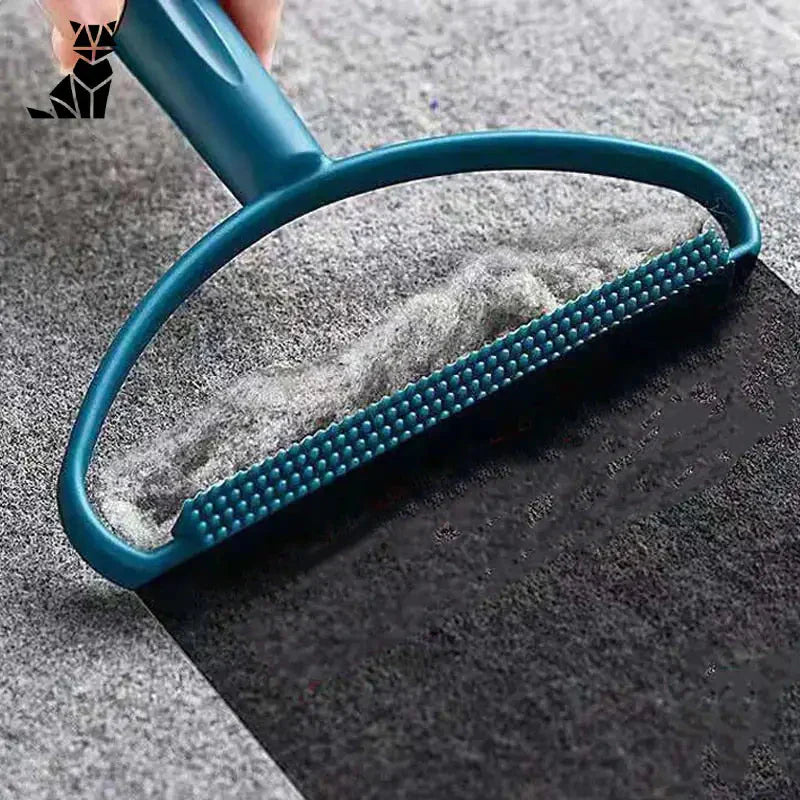 Personne utilisant une brosse anti peluche pour nettoyer un tapis, tissu impeccable