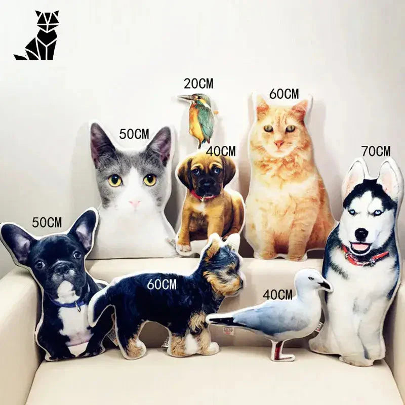 Un groupe de chats se prélassant sur un canapé avec notre élégant coussin souvenir Comfort personnalisable