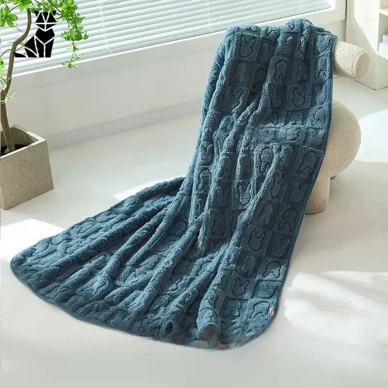 Couverture bleue sur canapé blanc | Cozy Blanket for Cold Nights | Parfait pour nuits froides