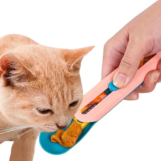 Chat dégustant des snacks provenant d’un distributeur de snacks liquides avec un catnix bleu et orange Transparent Background