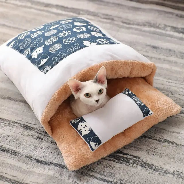 Chaton caché dans un lit doux - Cozy Space for Cats, confort et élégance