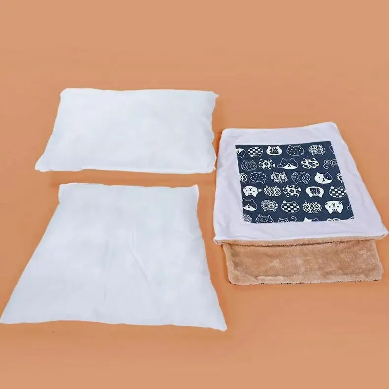 Espace douillet pour les chats : Des oreillers doux et une couverture chaude sur la table pour le confort de votre animal