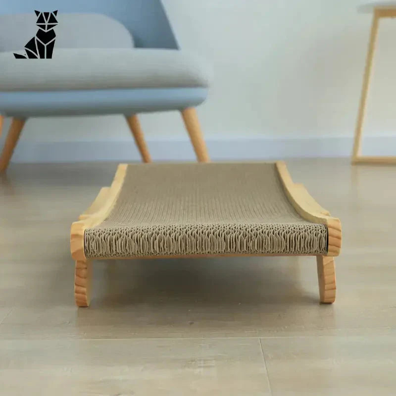 Banc en bois avec siège tissé, griffoir pour chat : Besoin naturel pour les besoins de grattage des animaux