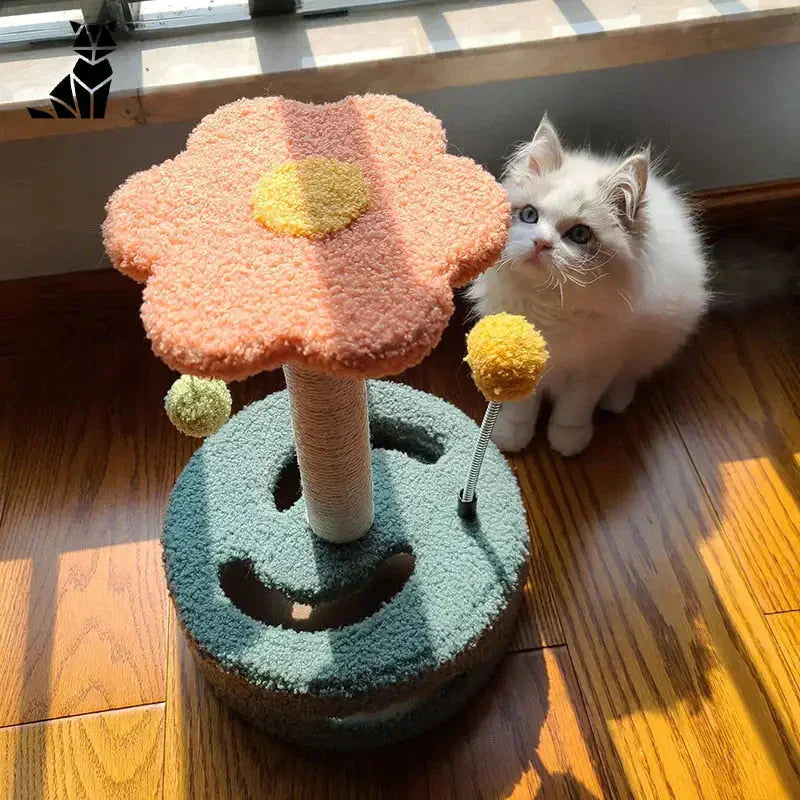 Poteau à gratter pour chat - Un amusant tournesol ajouté pour votre chat assis à côté d’un arbre à chat