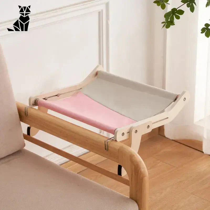 Tabouret en bois avec siège rose pour placer votre hamac suspendu pour chat (hamac)