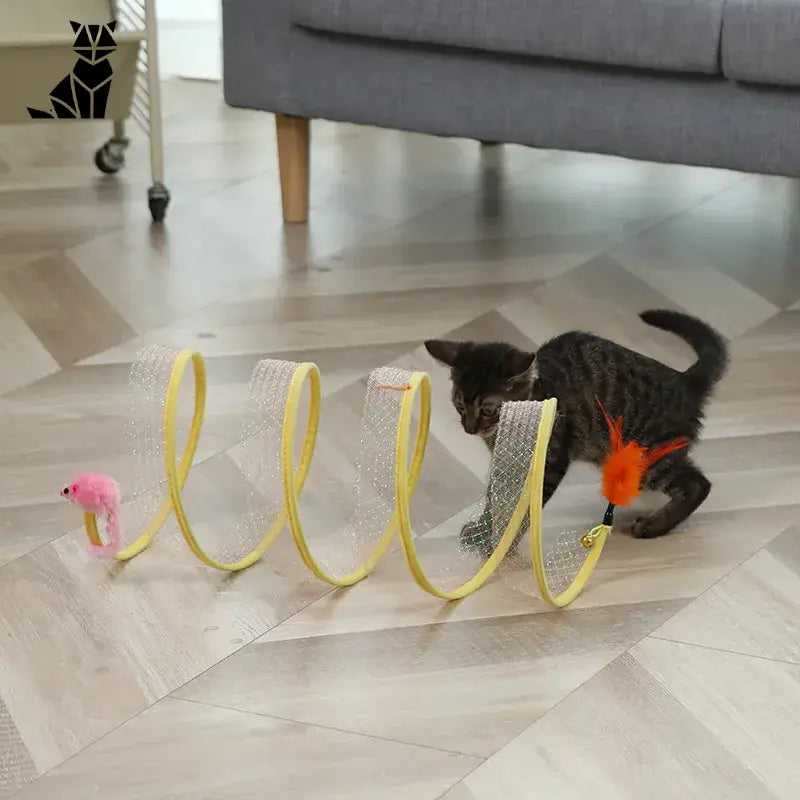 Le chat s’amuse avec le jouet souris Feline Hunter, un jouet amusant et interactif pour les chatons espiègles