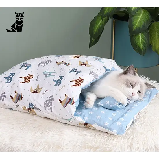 Chat se prélassant sur un oreiller au sommet du lit en coton Cozy Star, allumé en douillet pour un confort ultime