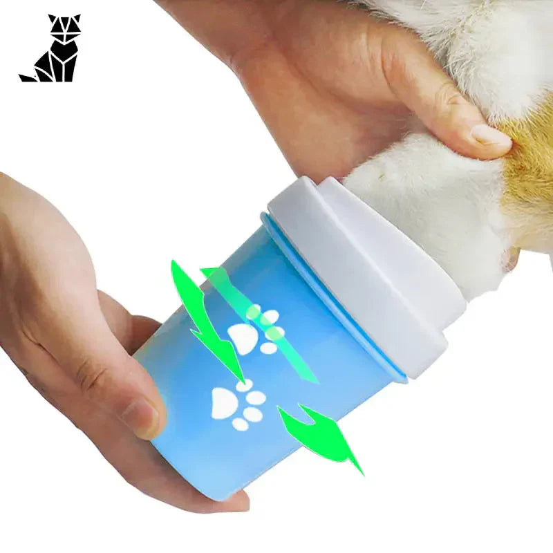 Nettoyeur de pattes de chien en silicone souple - Personne tenant la patte du chien doux