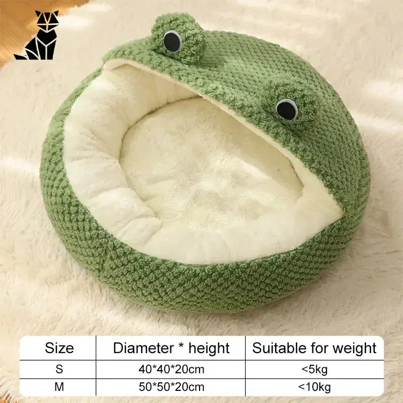 Nid de grenouilles en peluche pour un sommeil profond - Lit de grenouilles vertes sur fond blanc