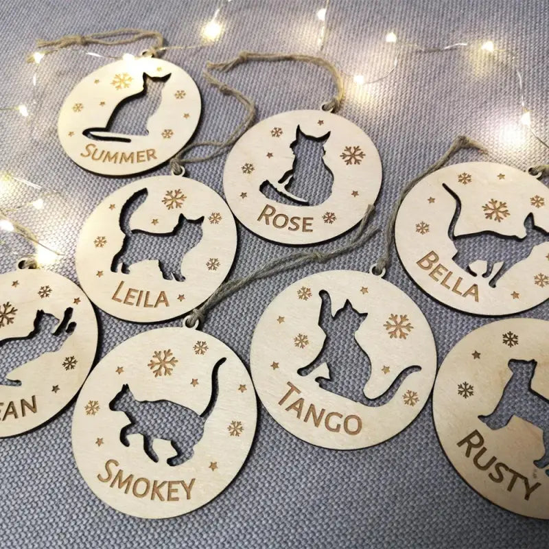 Bijou unique - gros plan sur les ornements de chat en bois de Pendentif chat personnalisé - Cadeau spécial